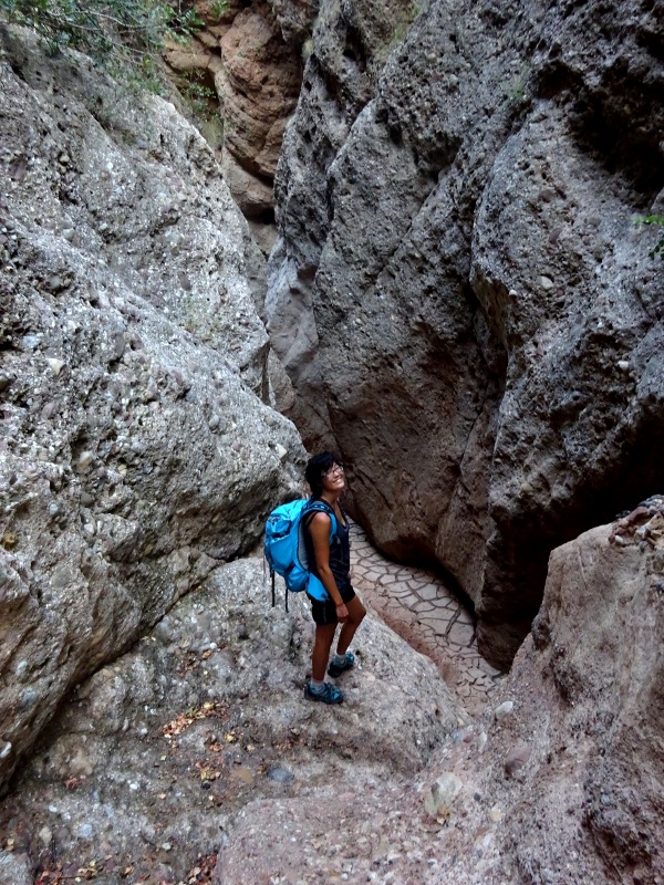 Lifelong Vagabonds hiking through the canyon of Estrecho de Arboleja